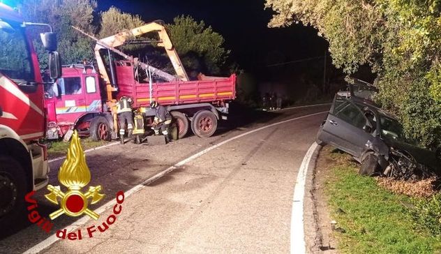 Scontro frontale auto-camion sulla SP14: un ferito
