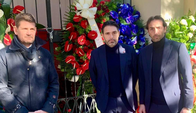 Cagliari, dirigenti del Torino portano fiori sulla tomba di Gigi Riva