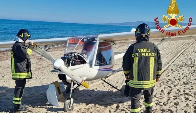 Atterraggio d’emergenza sulla spiaggia di Platamona per aereo ultraleggero