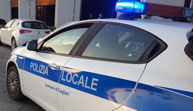 Cagliari. Picchia una donna per strada poi aggredisce un agente