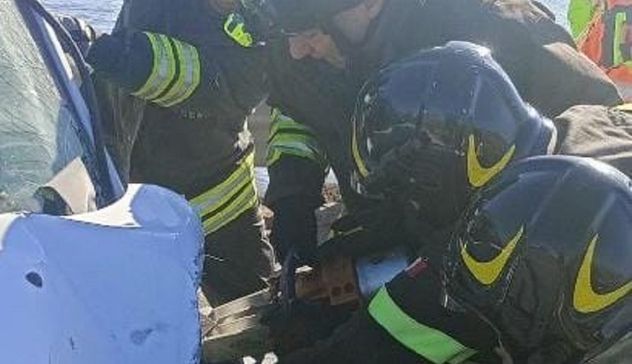 Grave incidente stradale sulla Ss 195 nel Cagliaritano: tre feriti