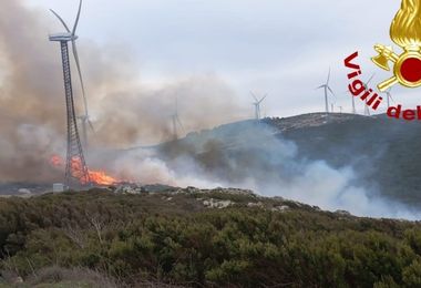 Incendio nel parco eolico tra Aggius e Bortigiadas