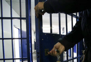 Porta droga al marito detenuto nel carcere di Uta: una denuncia