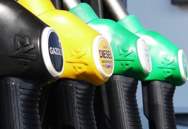 Caro carburanti: prezzi sfiorano i 2 euro al litro
