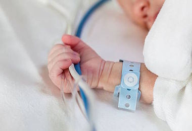 Tragedia in ospedale, neonato muore subito dopo il parto