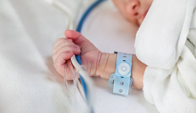 Tragedia in ospedale, neonato muore subito dopo il parto