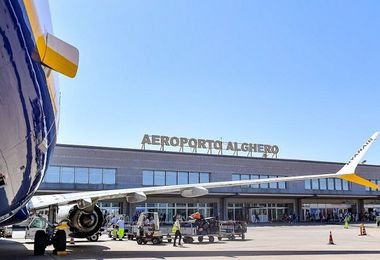 Gli aeroporti di Olbia e Alghero riducono i livelli di illuminazione 