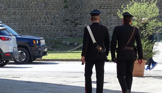 Vedono i Carabinieri e si disperdono: 18enne in manette a Siliqua