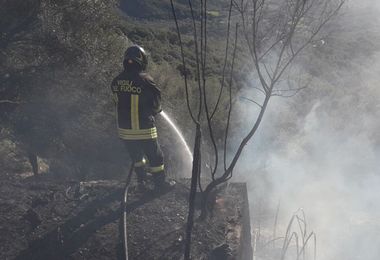 Incendio minaccia abitazioni a Baunei: intervento dei Vigili del Fuoco