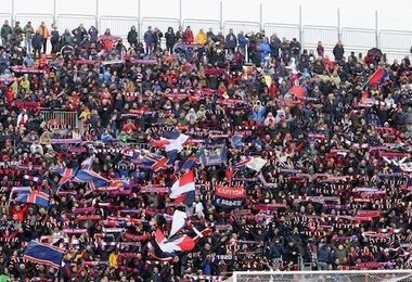 Stop a striscioni dei tifosi a Udine, il Cagliari protesta