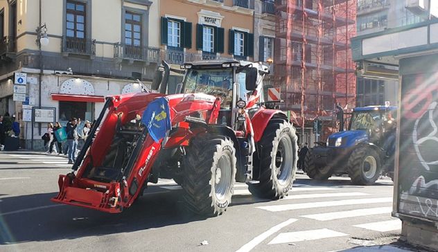 Protesta trattori: traffico bloccato in centro a Cagliari 