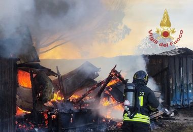Incendio in un terreno a Quartu: intervengono i Vigili del fuoco