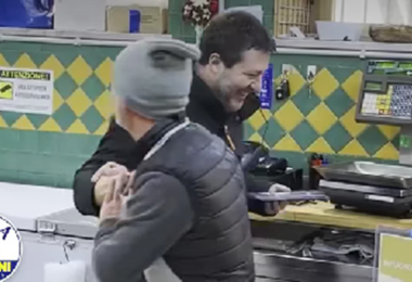 Salvini al mercato Cagliari: selfie, abbracci e qualche contestazione 