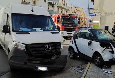 Alghero, scontro furgone - Smart: un ferito