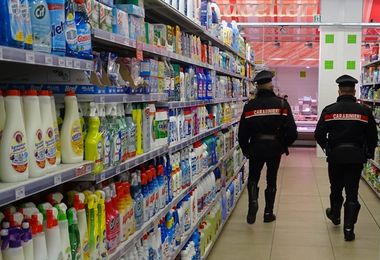 Cagliari. Creava il panico al supermercato minacciando clienti: arrestato