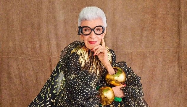 Addio a Iris Apfel, l’icona della moda senza età si è spenta a 102 anni