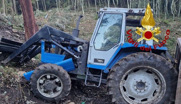 Si ribalta il trattore e muore schiacciato: tragedia nel sassarese 