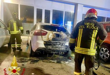 Auto in fiamme durante la notte a Olbia 