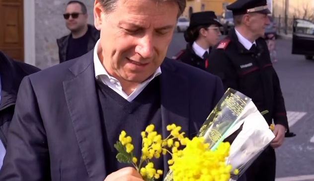Conte distribuisce mimose: 