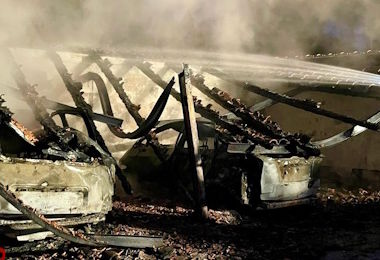 Maxi incendio in un parcheggio, distrutte auto e moto a Porto Pozzo