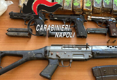 Mitragliatore, pistole e 17 kg di droga trovati dai carabinieri a Scampia