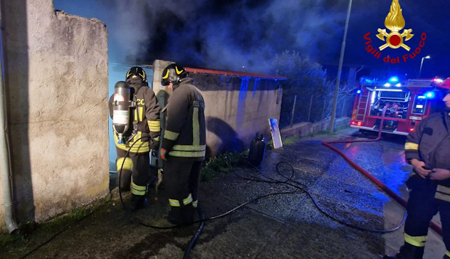 Incendio nella notte a Onanì, deposito di attrezzi in fiamme