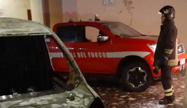Surfista scomparso e furgone in fiamme: Vigili del fuoco nel Nuorese