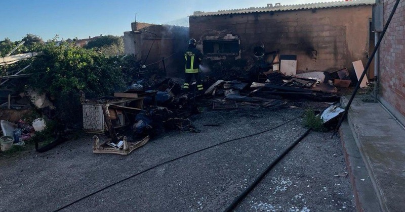 In fiamme un deposito a Selargius: intervengono i Vigili del Fuoco