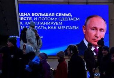 Elezioni in Russia, tra razzi, inchiostro nelle urne e proteste