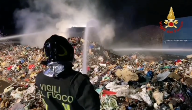 Quartu. Incendio nella notte in un capannone per lo smaltimento rifiuti