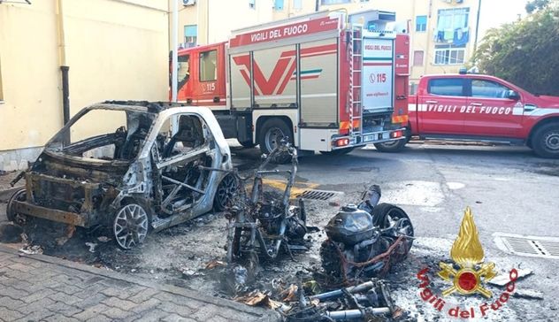 Cagliari. Auto e due scooter in fiamme