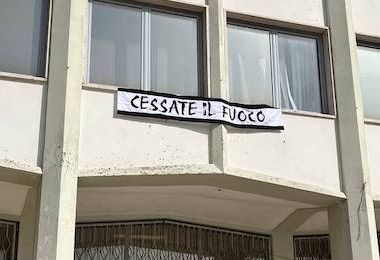 Porto Torres. La scritta “Cessate il fuoco” sulla facciata del municipio