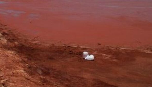 Un fiume di fanghi rossi invade la spiaggia di Piscinas 