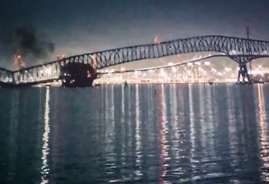 Baltimora, ponte crolla dopo urto di una nave: persone e veicoli in acqua. IL VIDEO