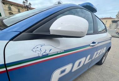 Cagliari. Fugge a bordo di una Panda rubata e urta l'auto della polizia 