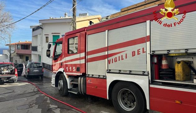 Appartamento in fiamme a Cala Gonone: vigili del fuoco in azione   