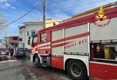 Appartamento in fiamme a Cala Gonone: vigili del fuoco in azione   
