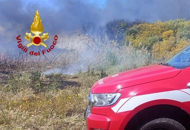 Vasto incendio tra Selargius e Monserrato, in fiamme un canneto