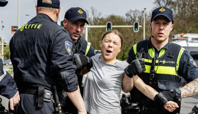 Greta Thunberg fermata dalla polizia durante una protesta ambientalista