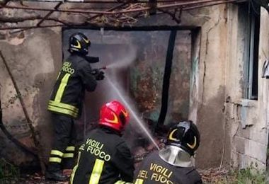 Paura a Villaputzu per l’incendio in una casa: proprietario in salvo