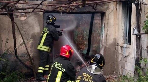 Paura a Villaputzu per l’incendio in una casa: proprietario in salvo