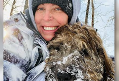 Si tuffa nel fiume ghiacciato per salvare il suo cane: trovati morti abbracciati