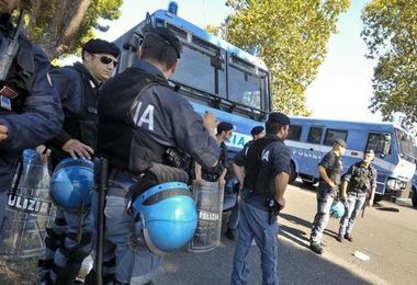 Protesta per la festa della Nato a Napoli, scontri con la polizia 