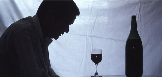 Iss, 3,7 mln italiani bevono fino ad ubriacarsi, oltre 100mila minori