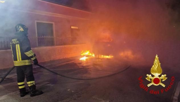 Un’altra auto in fiamme nella notte a Olbia