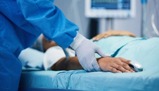 Shock anafilattico a seguito di un intervento al seno: muore dopo 14 anni di coma