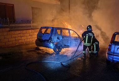 Attentato incendiario a Nuoro: prese di mira due auto di una donna