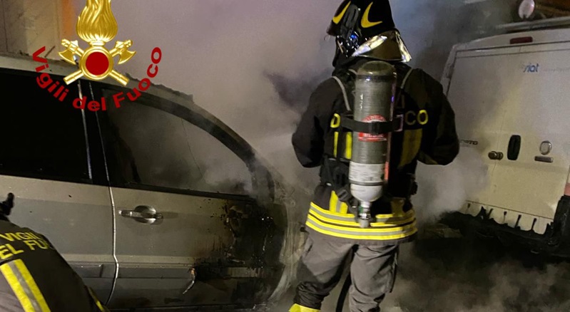 Sospetto attentato incendiario a Siniscola: auto in fiamme
