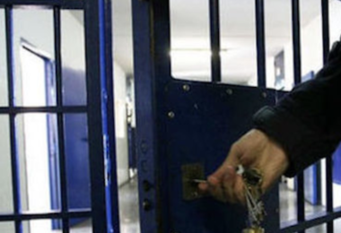 Sassari, agente penitenziario preso a pugni e gomitate da detenuto