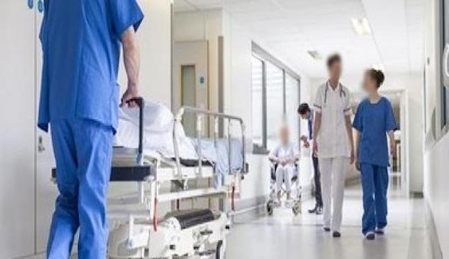 “C’è troppa attesa”. Paziente tenta di strangolare infermiera al pronto soccorso